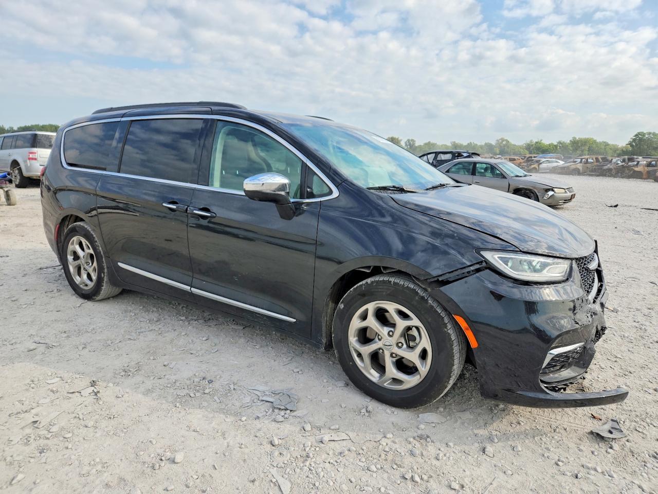 2022 Chrysler Pacifica Limited - Image 4