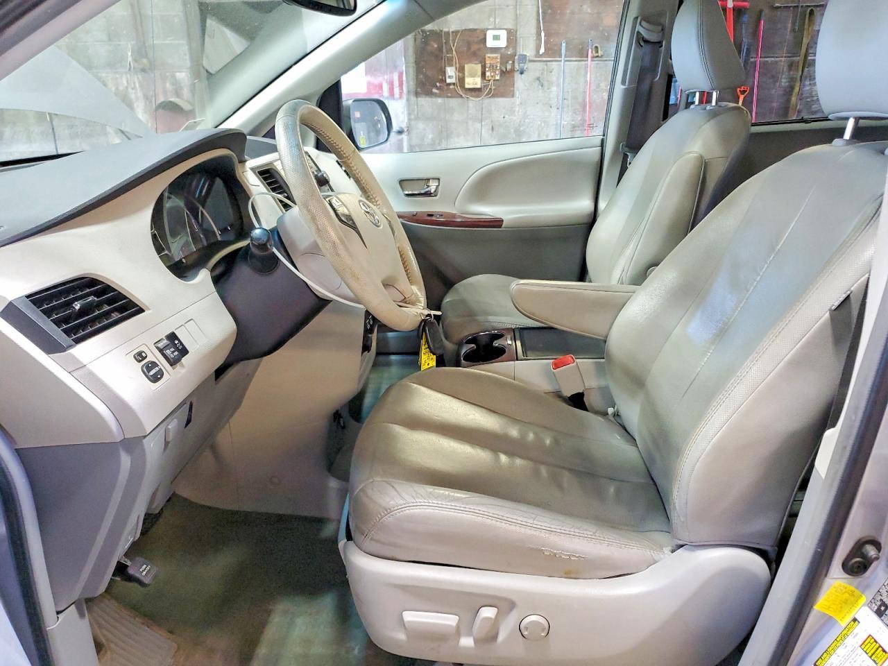 2012 Toyota Sienna Xle 7-Passenger - Фото 7