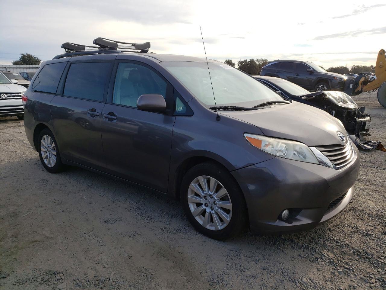 2012 Toyota Sienna Xle 7-Passenger - Фото 4