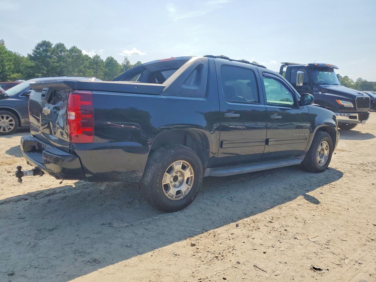2011 Chevrolet Avalanche Ls - Image 3