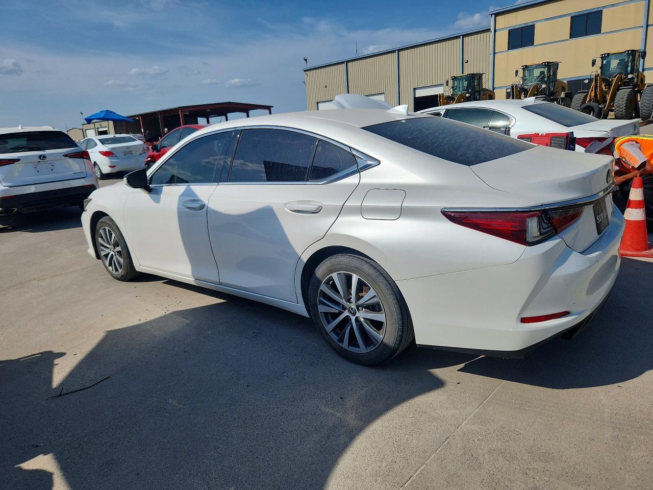 2019 Lexus Es 350 - Image 2