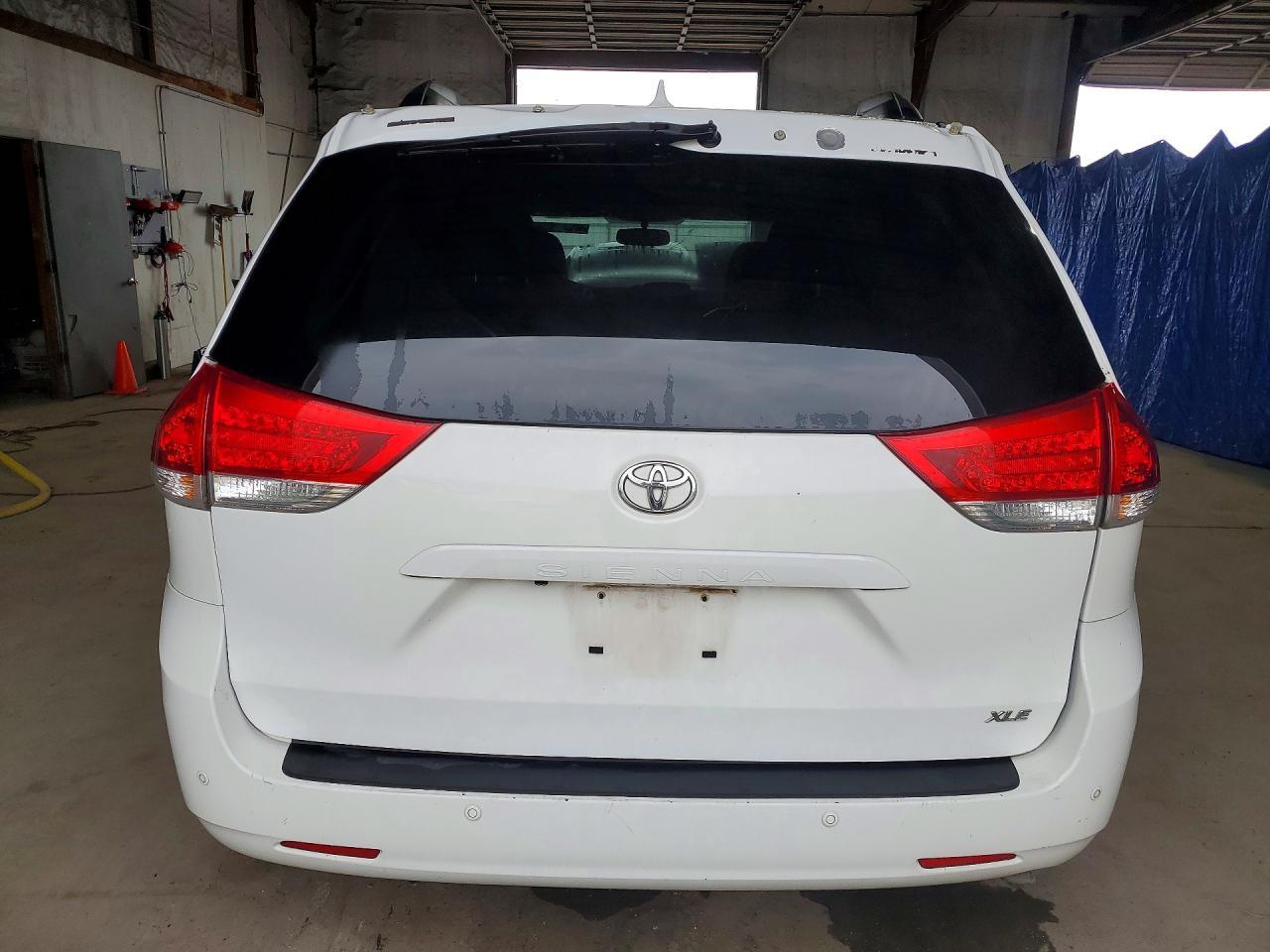2011 Toyota Sienna Xle 8-Passenger - Фото 6