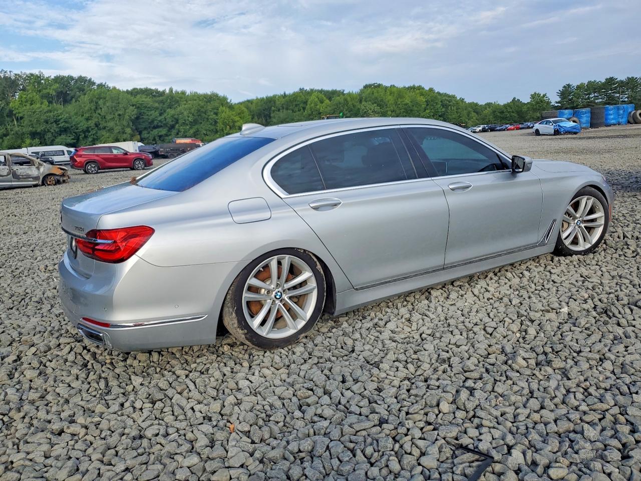 2016 BMW 750 Xi - Image 3