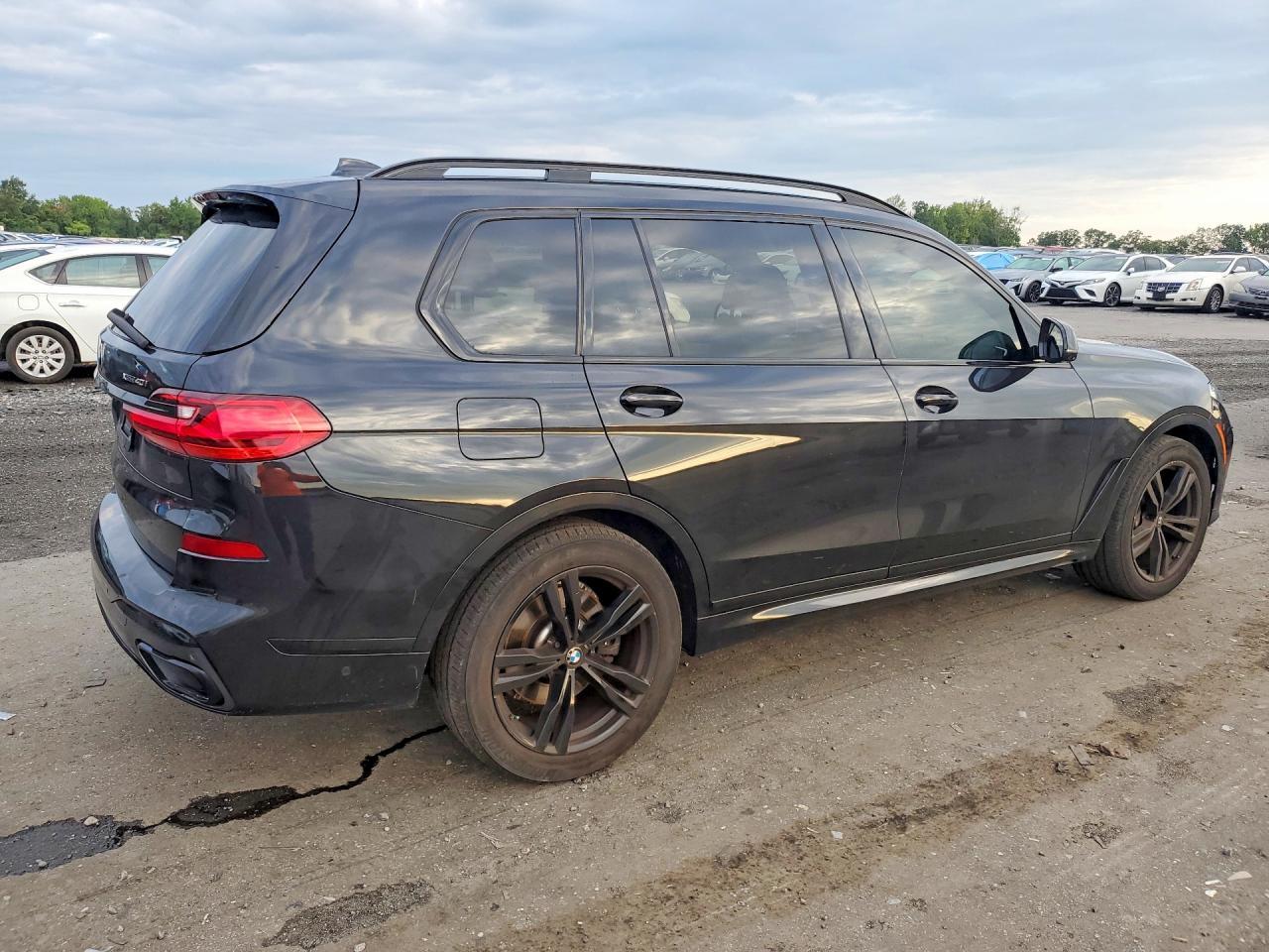 2022 BMW X7 xDrive40I - Фото 3