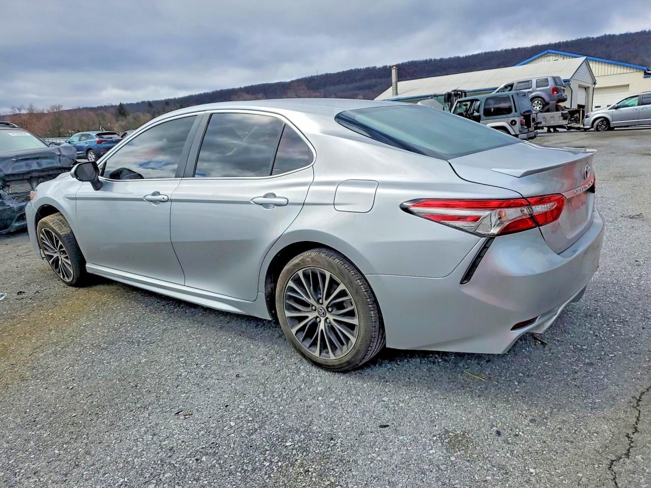 2018 Toyota Camry Se - Фото 2