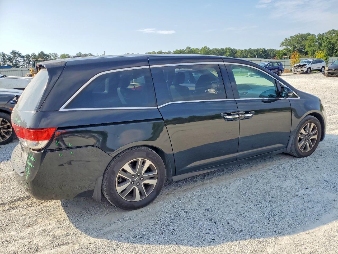 2014 Honda Odyssey Touring - Image 3