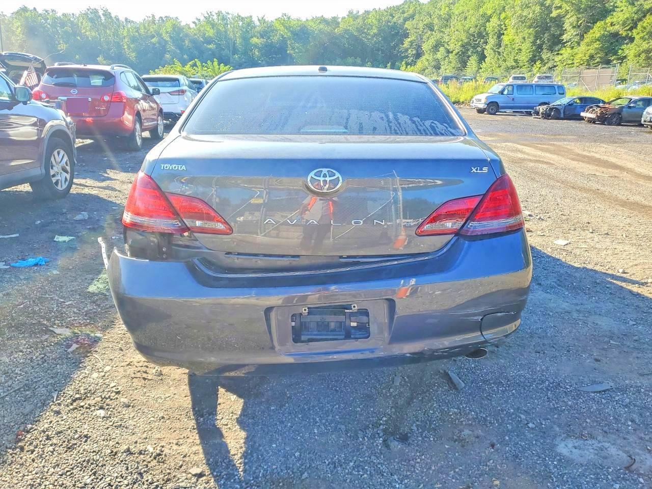 2010 Toyota Avalon Xls - Image 6