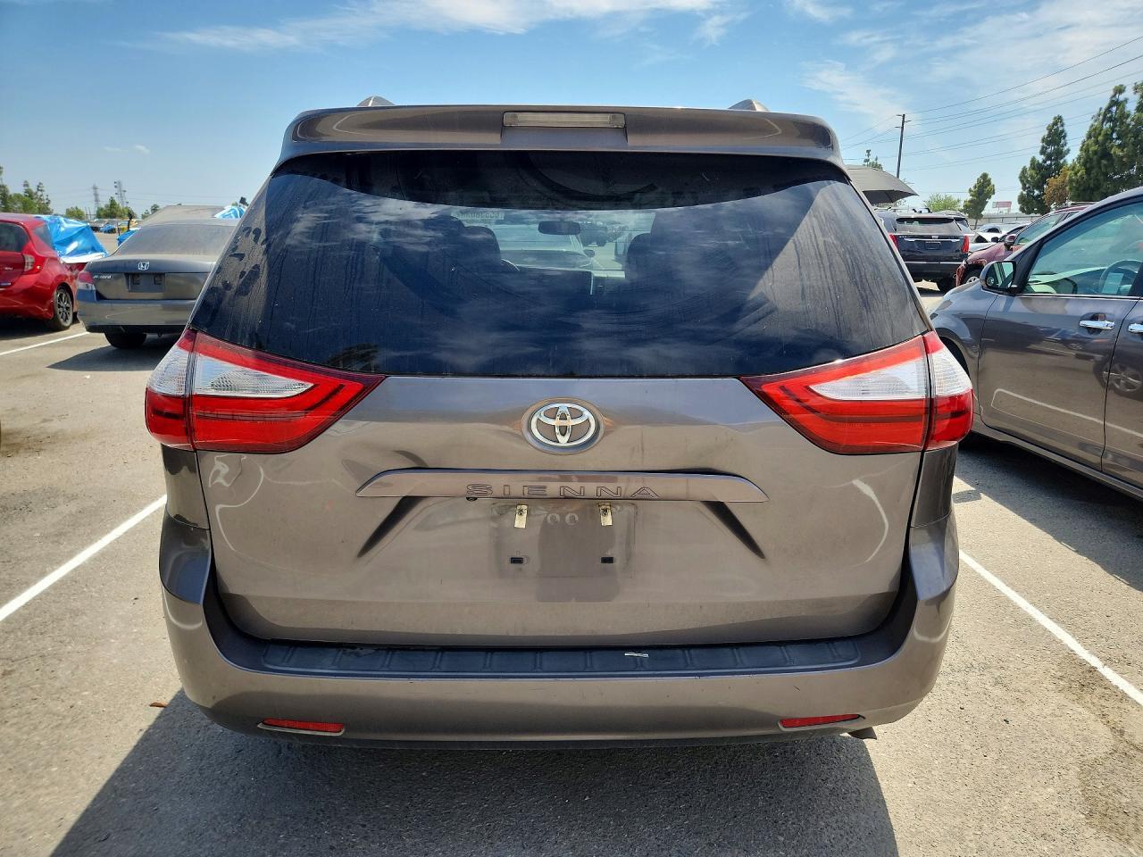 2017 Toyota Sienna Xle 8-Passenger - Фото 6