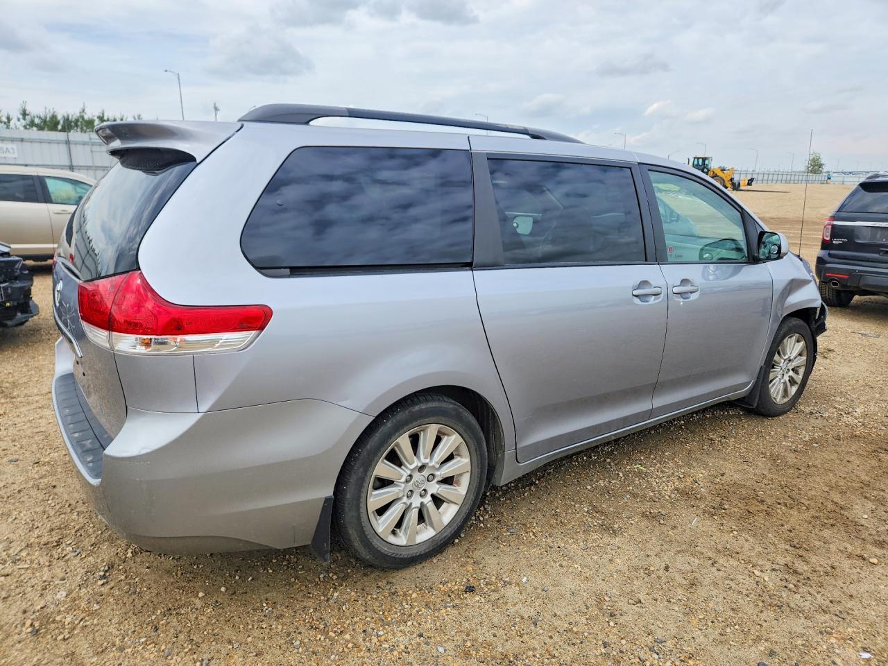 2011 Toyota Sienna Le - Фото 3