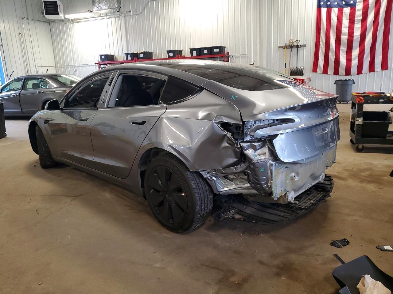 2025 Tesla Model 3 - Фото 2