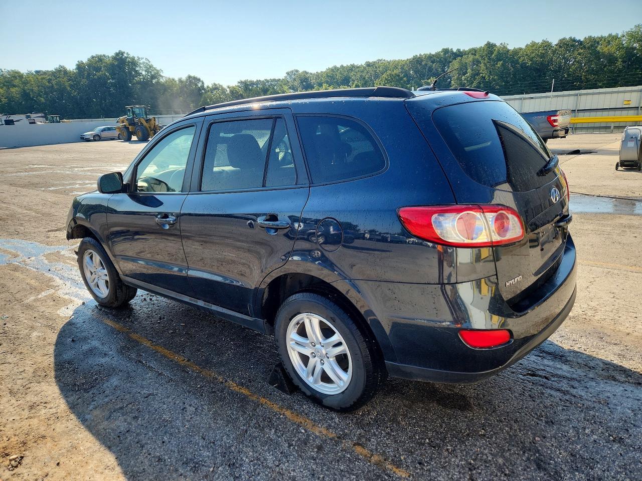 2011 Hyundai Santa Fe Gls - Image 2