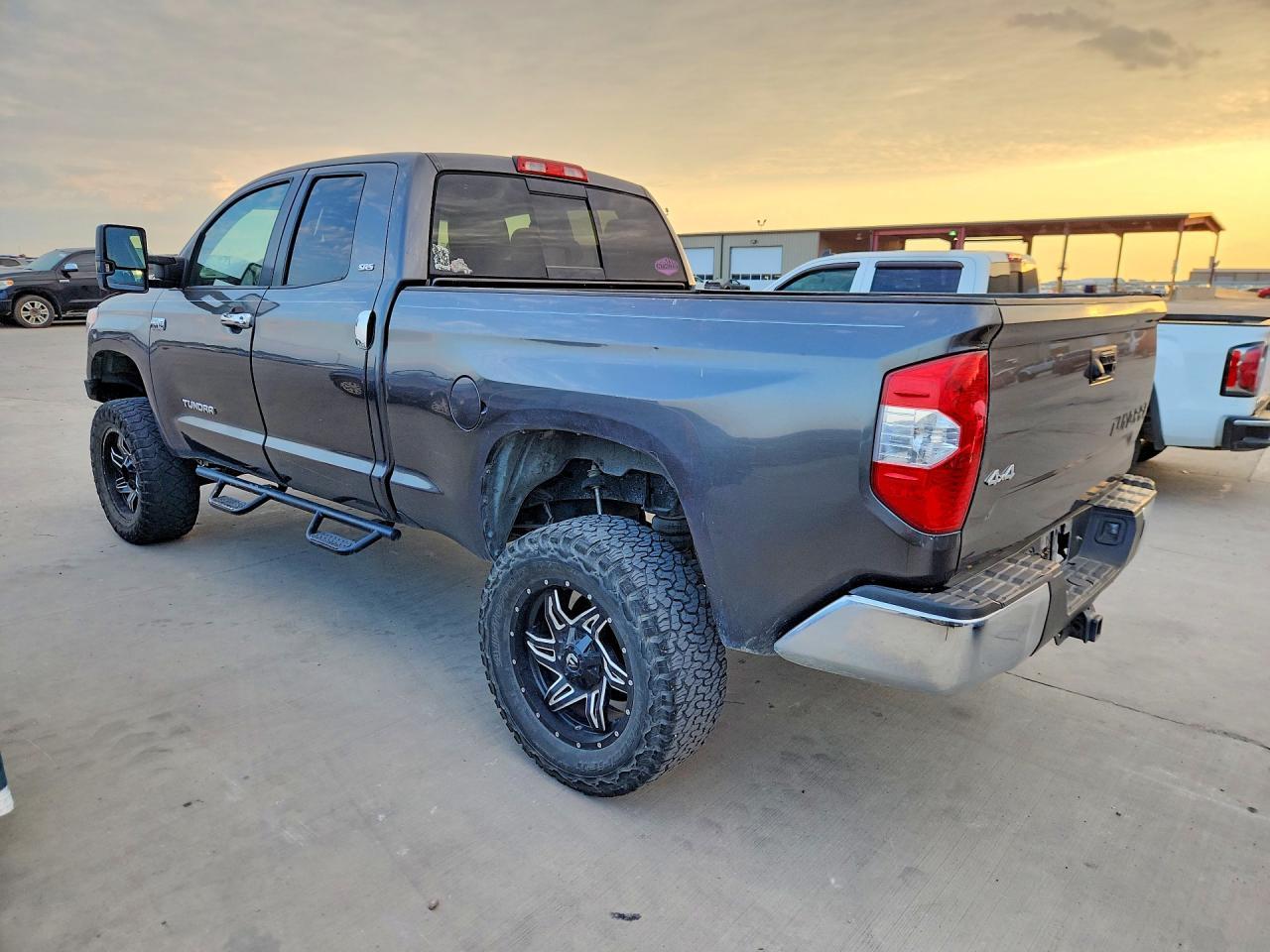 2015 Toyota Tundra Sr5 - Image 2