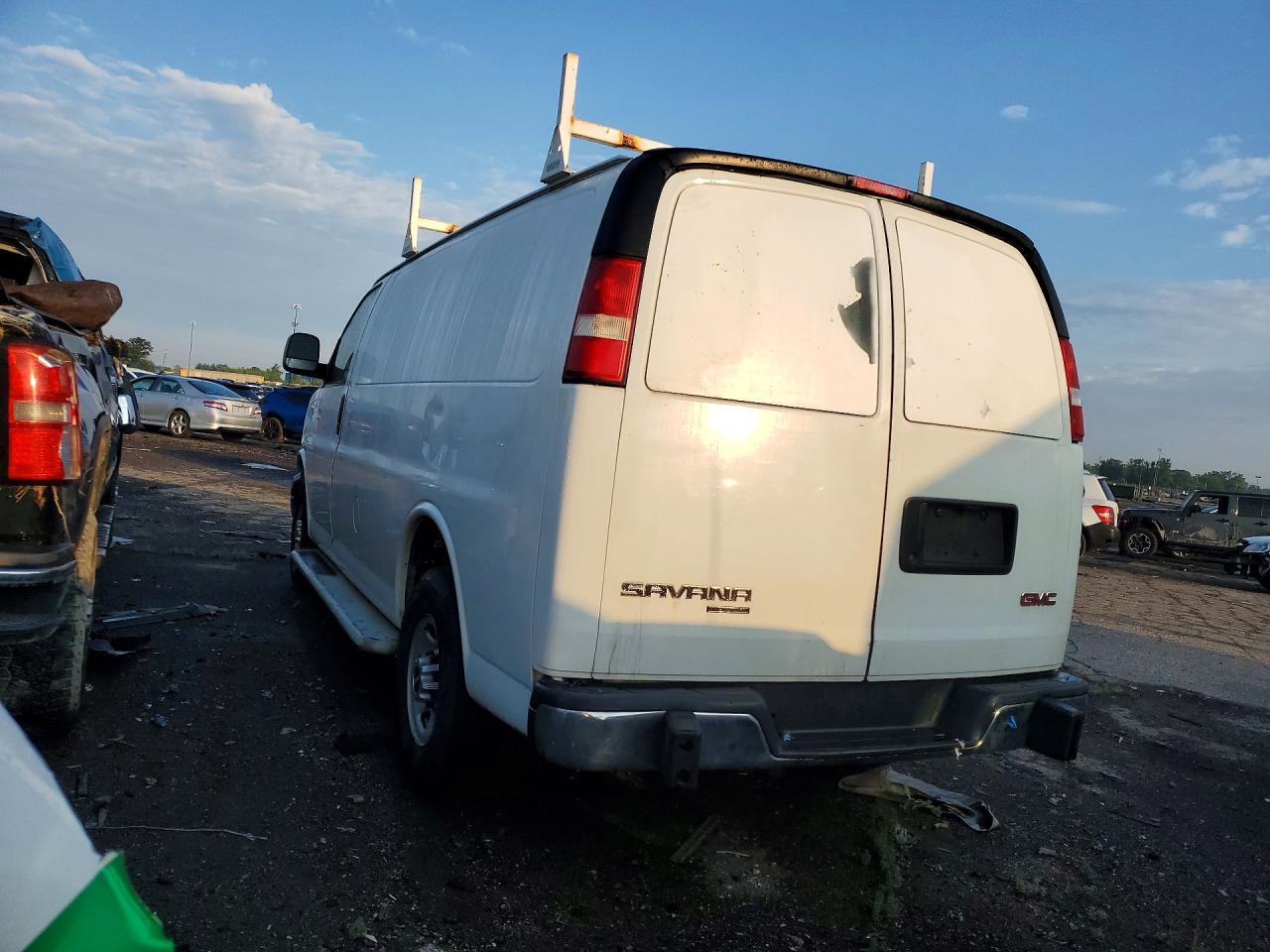 2015 GMC Savana 2500 Cargo Delivery Van - Фото 2