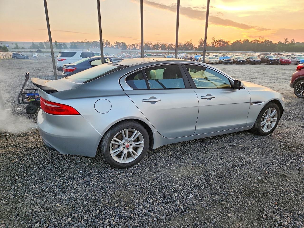 2018 Jaguar Xe Premium - Фото 3