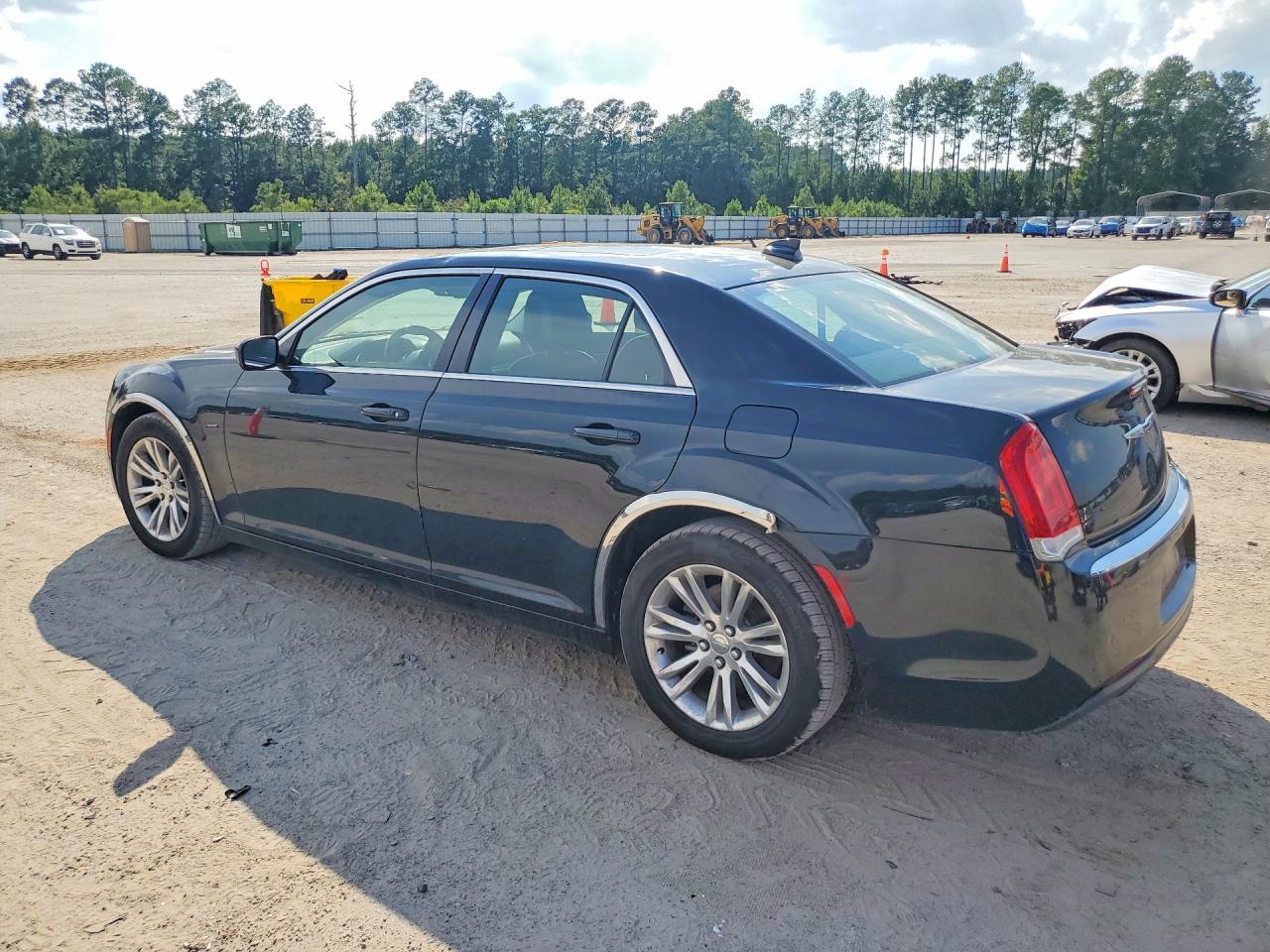 2017 Chrysler 300 Limited - Фото 2