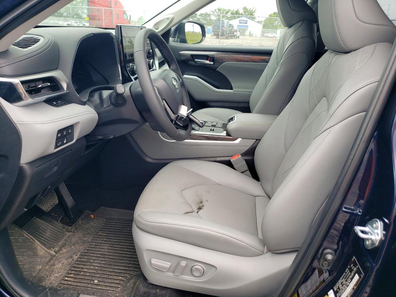 2026 Toyota Highlander Hybrid Platinum - Image 7