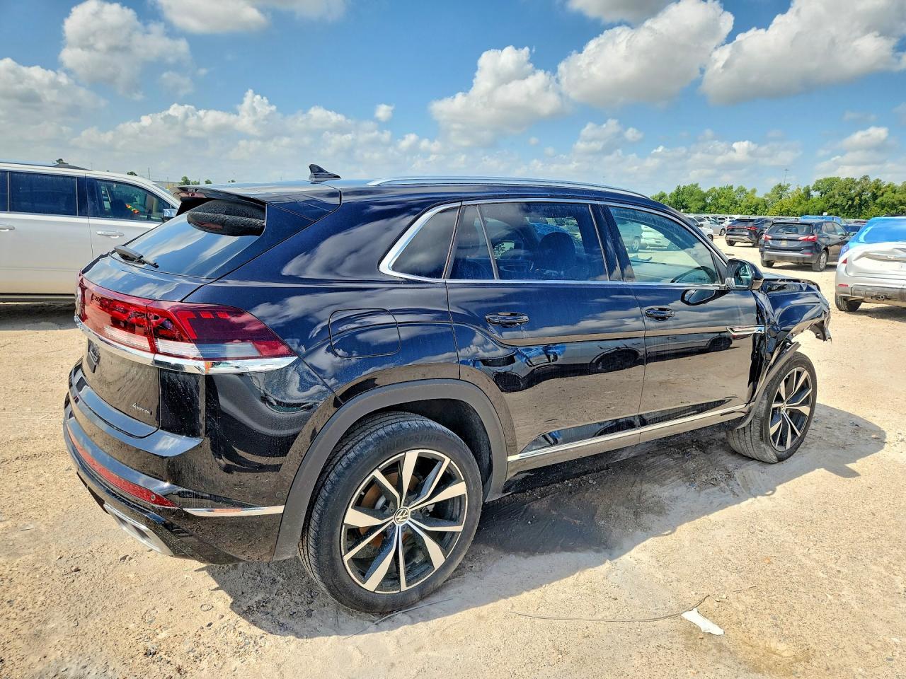 2024 Volkswagen Atlas Cross Sport Sel Premium R-Line - Image 3