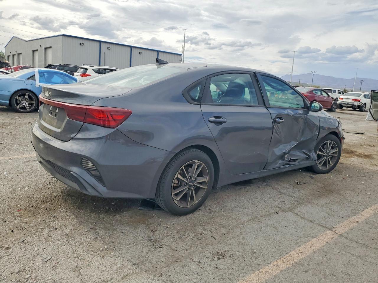 2023 Kia Forte Lxs - Image 3