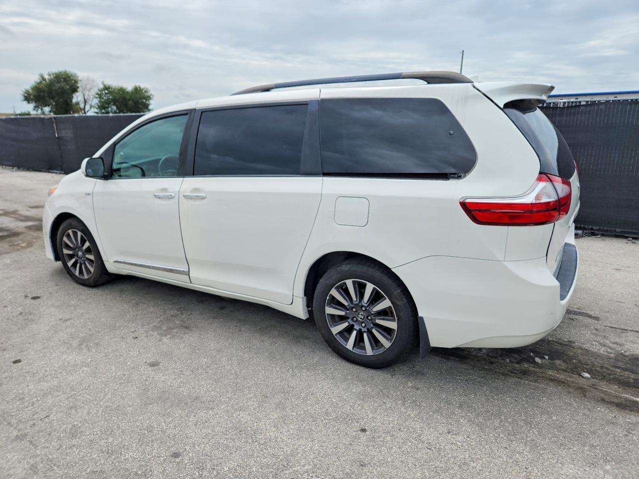 2019 Toyota Sienna Xle 7-Passenger - Image 2