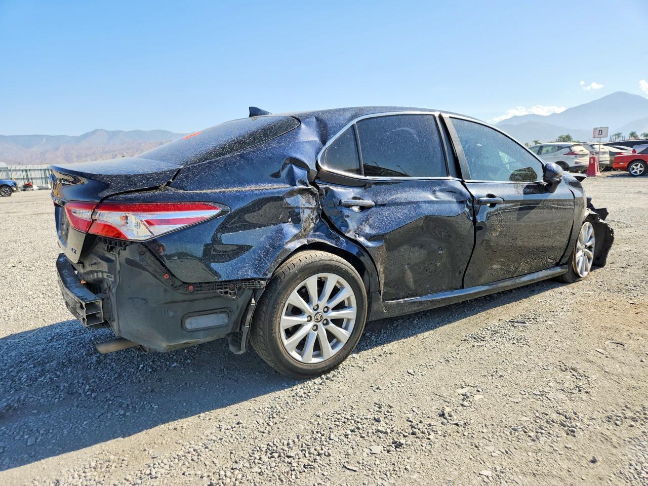 2020 Toyota Camry Le - Фото 3