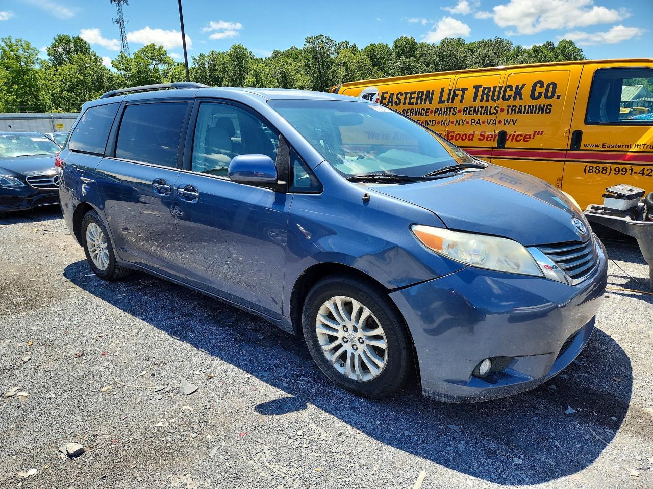 2013 Toyota Sienna Xle 8-Passenger - Фото 4