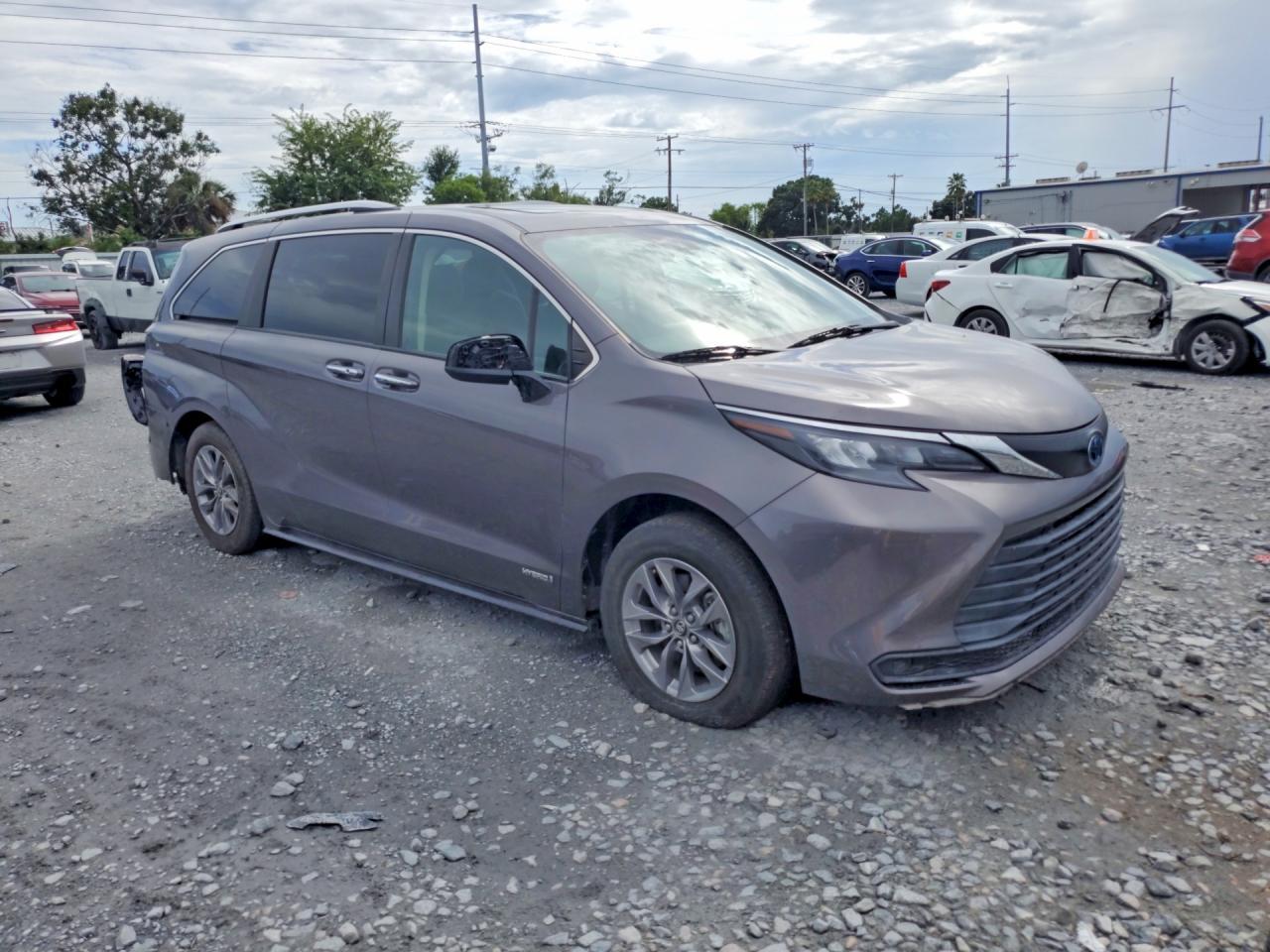 2021 Toyota Sienna Platinum 7-Passenger - Image 4