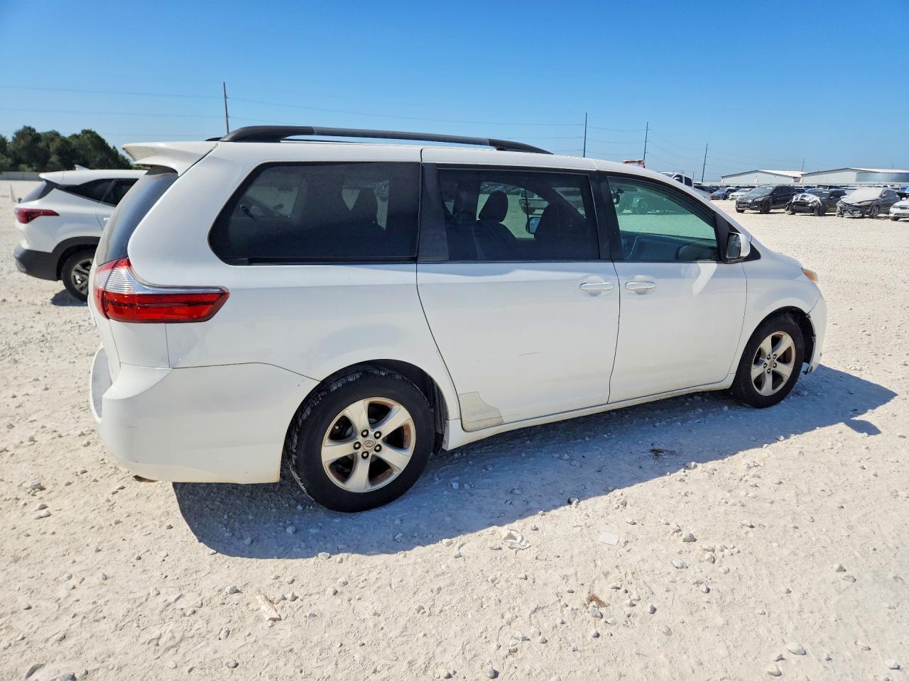 2015 Toyota Sienna Le - Фото 3