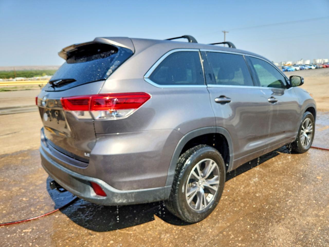 2017 Toyota Highlander Le Plus - Фото 3