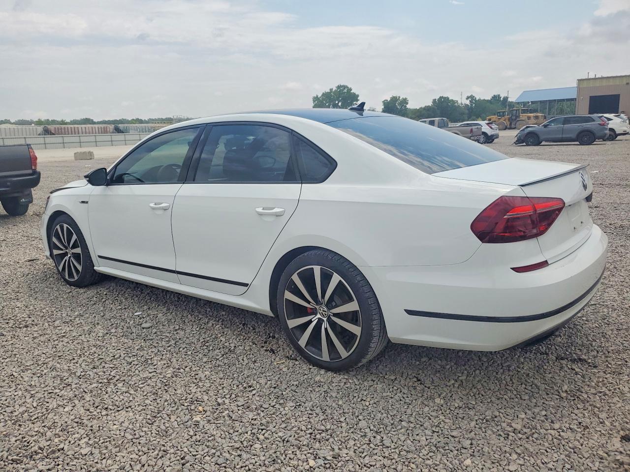 2018 Volkswagen Passat Gt - Image 2