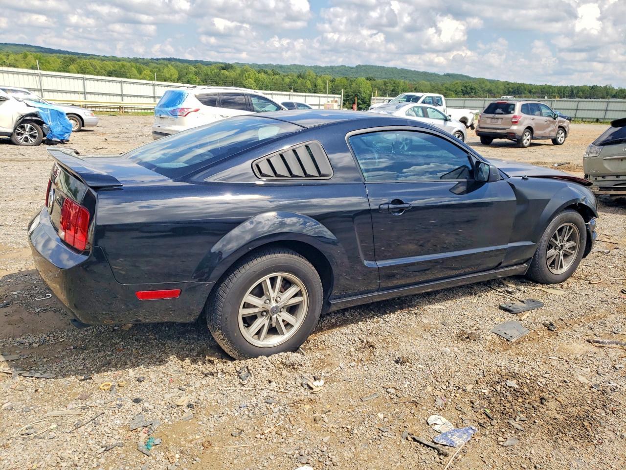 2005 Ford Mustang Base - Фото 3