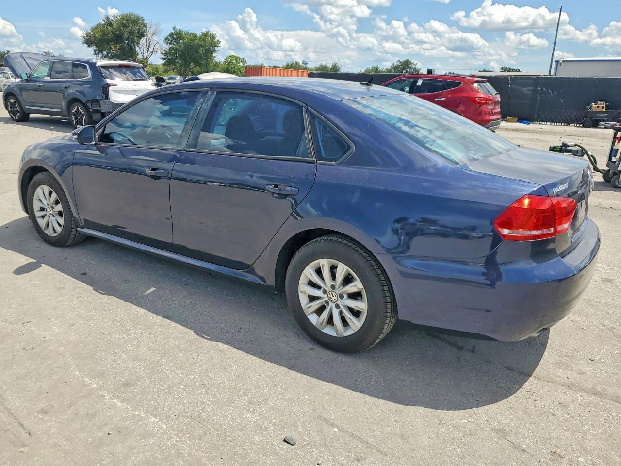 2012 Volkswagen Passat S - Фото 2