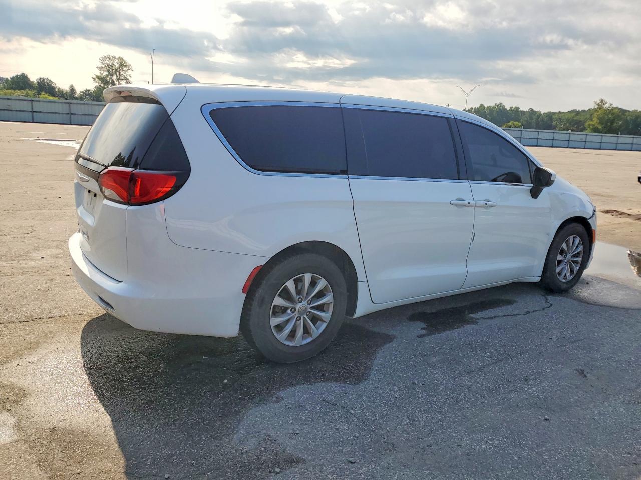 2017 Chrysler Pacifica Touring - Фото 3
