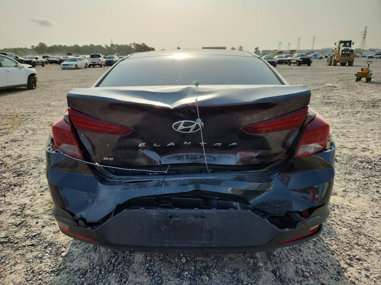 2020 Hyundai Elantra Se - Image 6