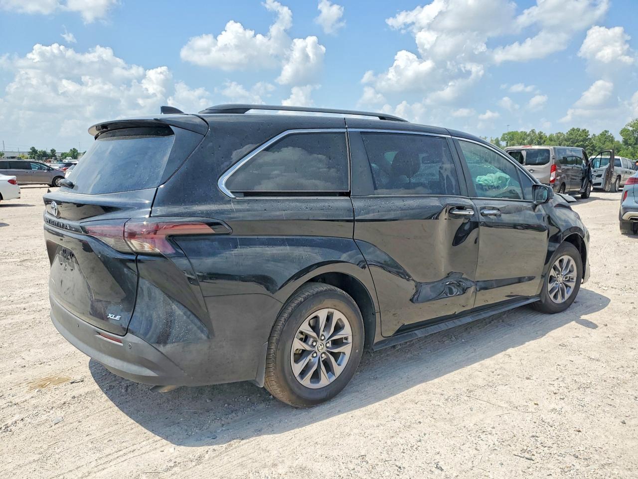2025 Toyota Sienna Xle - Image 3