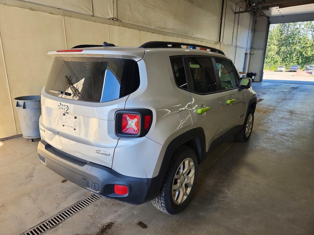 2015 Jeep Renegade Latitude - Image 3