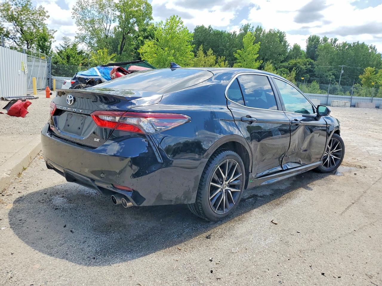 2022 Toyota Camry Se - Фото 3