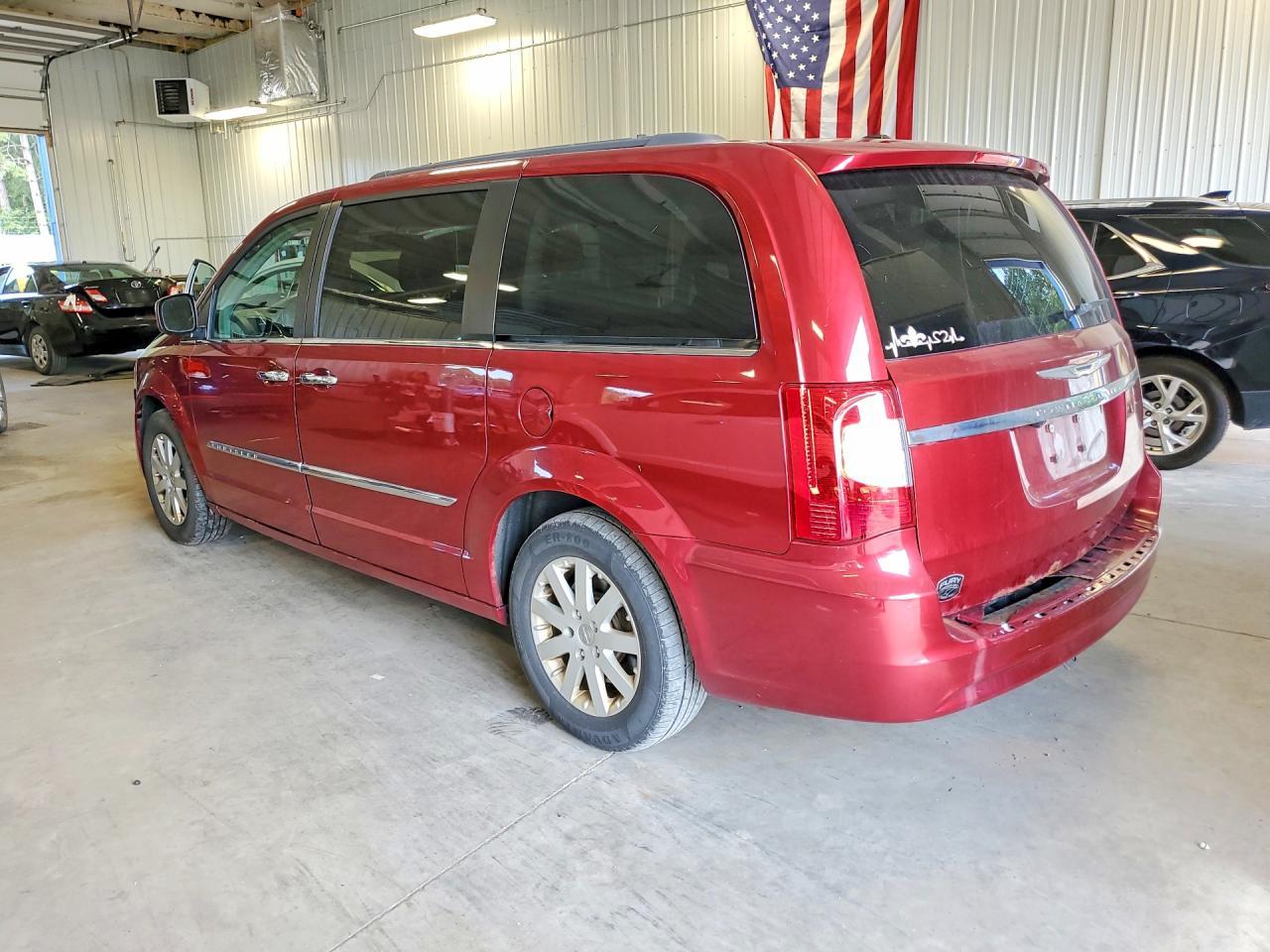 2015 Chrysler Town & Country Touring - Image 2