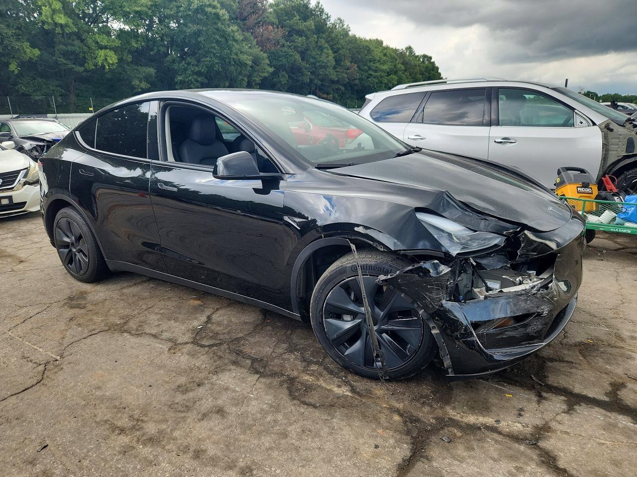 2025 Tesla Model Y - Фото 4