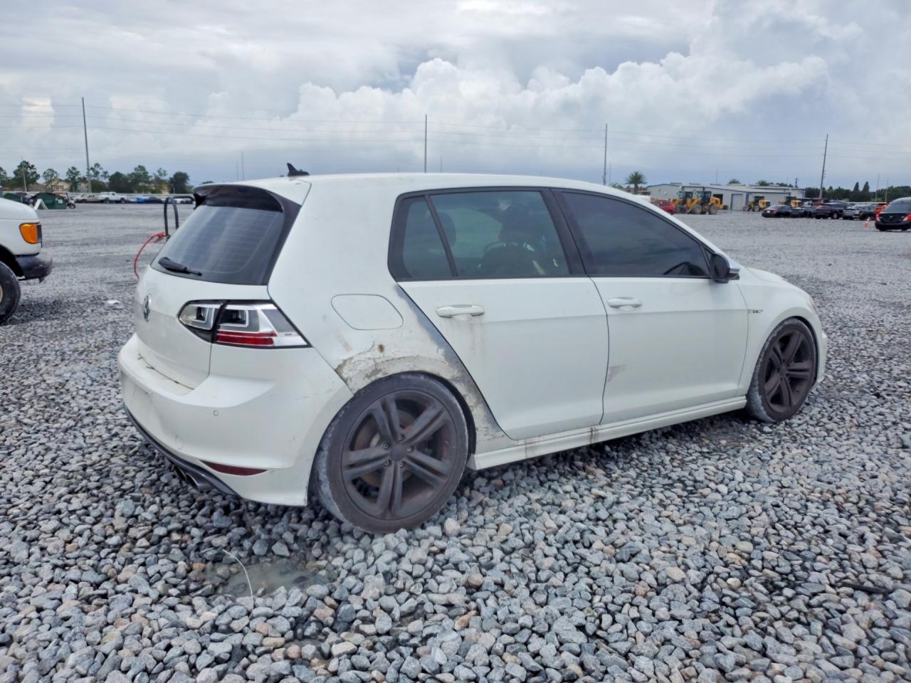 2016 Volkswagen Golf R - Image 3