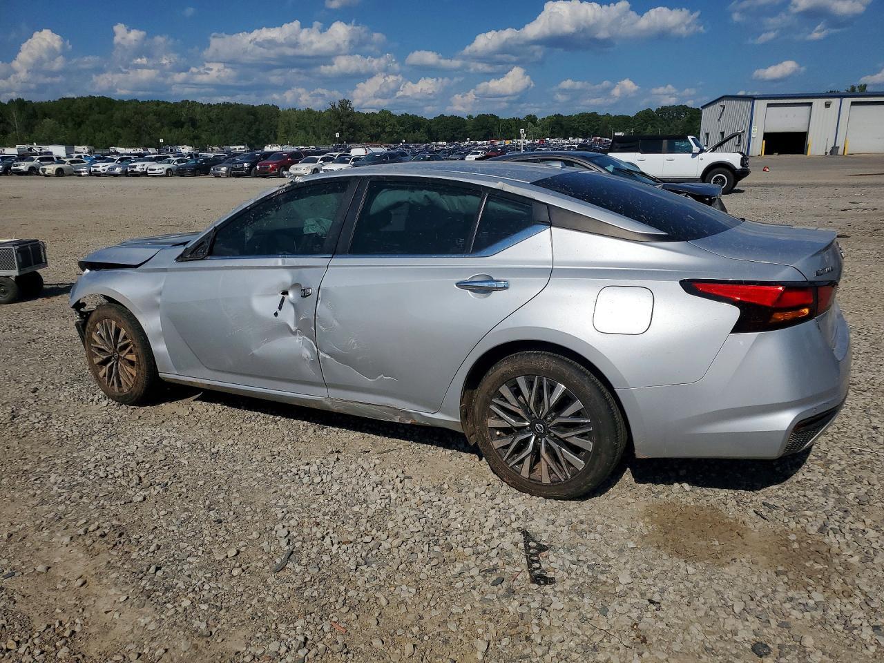 2024 Nissan Altima Sv - Image 2