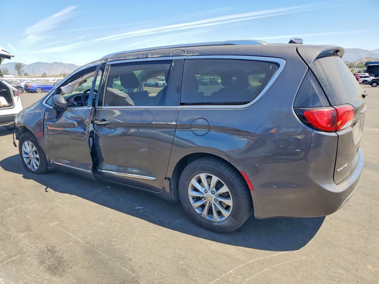 2018 Chrysler Pacifica Touring L - Фото 2