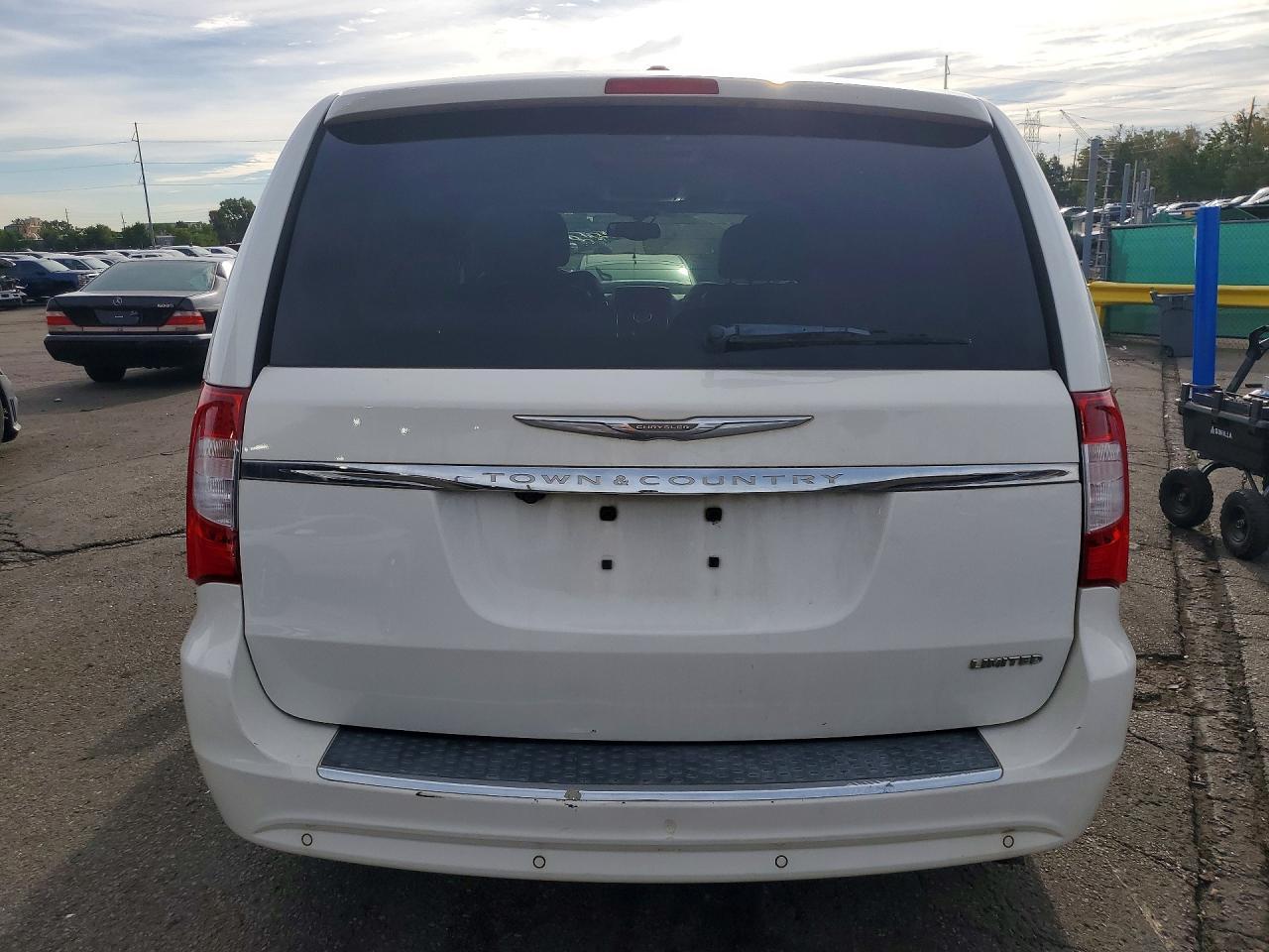 2011 Chrysler Town & Country Limited - Фото 6