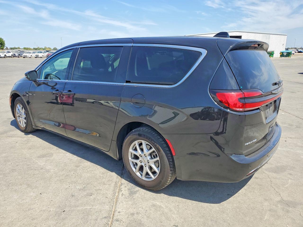 2023 Chrysler Pacifica Touring L - Фото 2