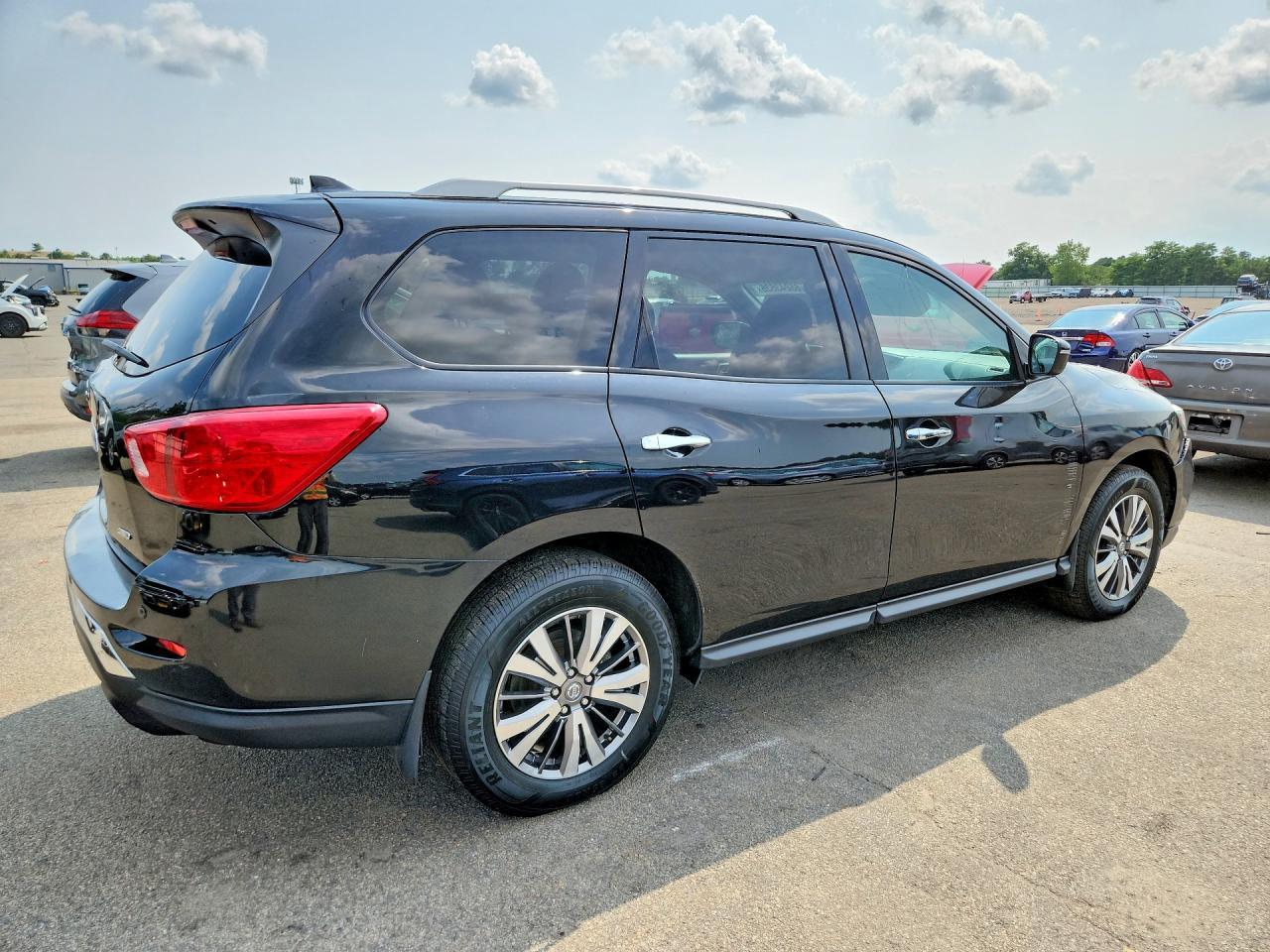 2020 Nissan Pathfinder S - Фото 3