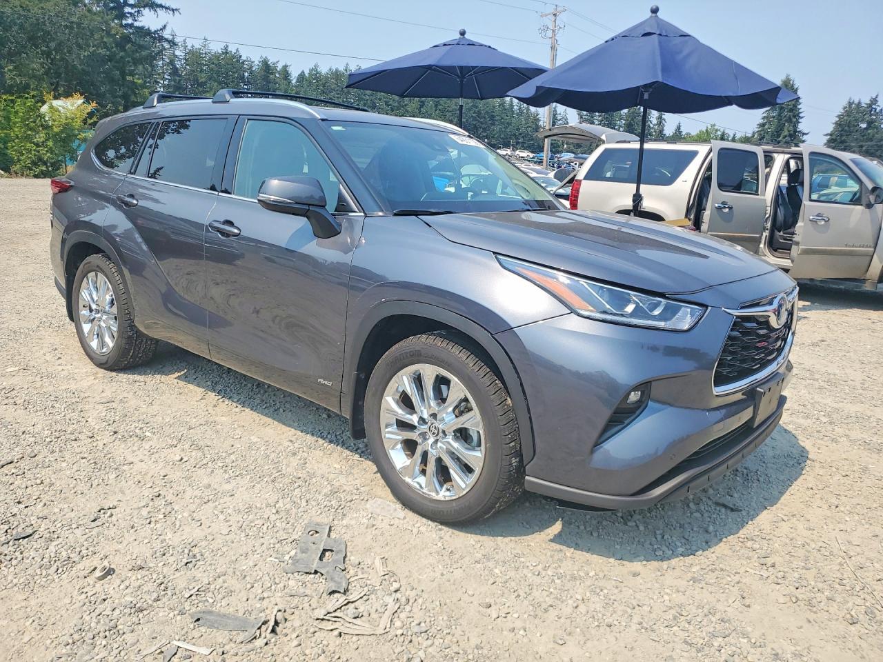 2023 Toyota Highlander Hybrid Limited - Image 4