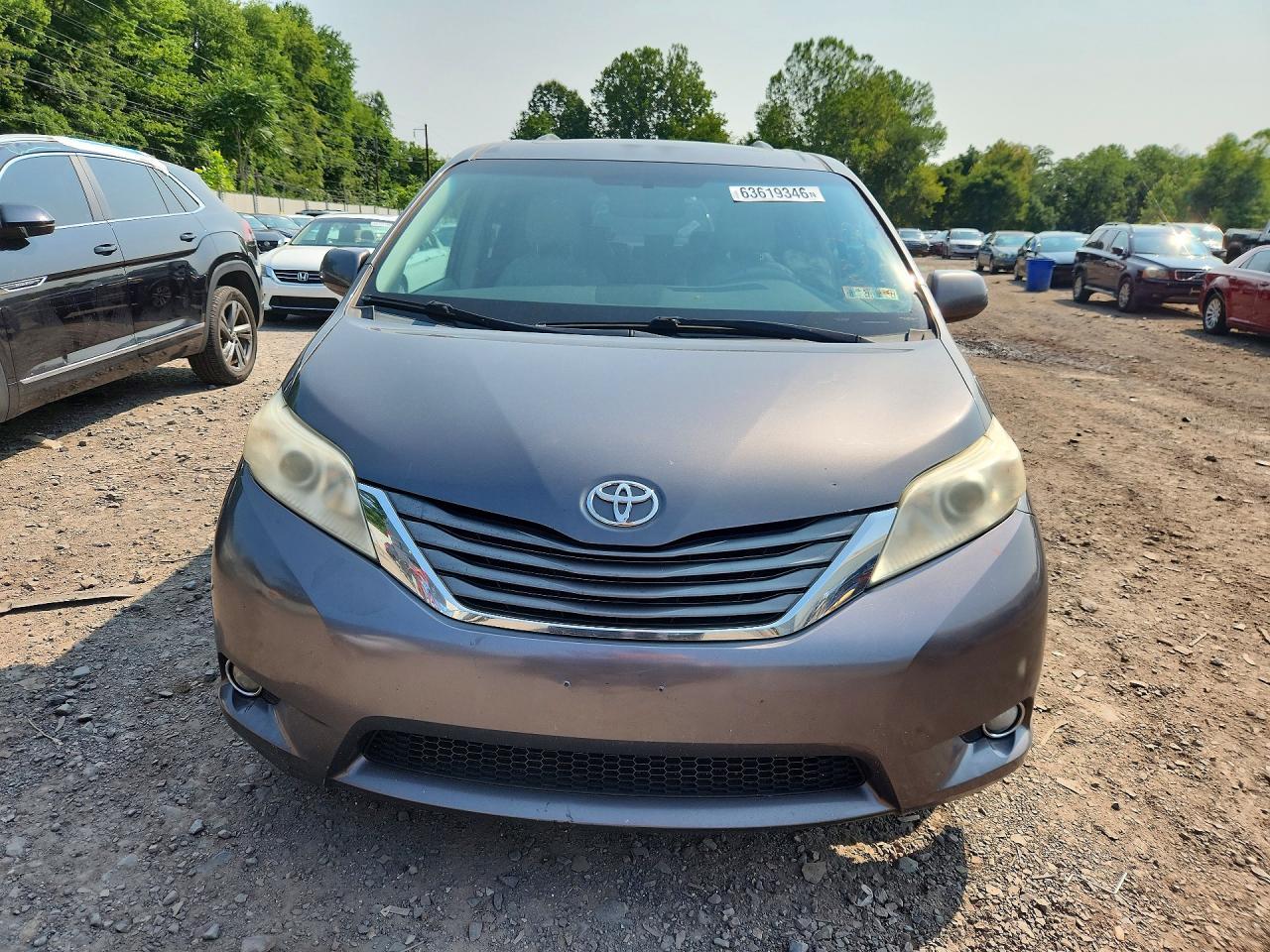 2011 Toyota Sienna Xle 8-Passenger - Фото 5