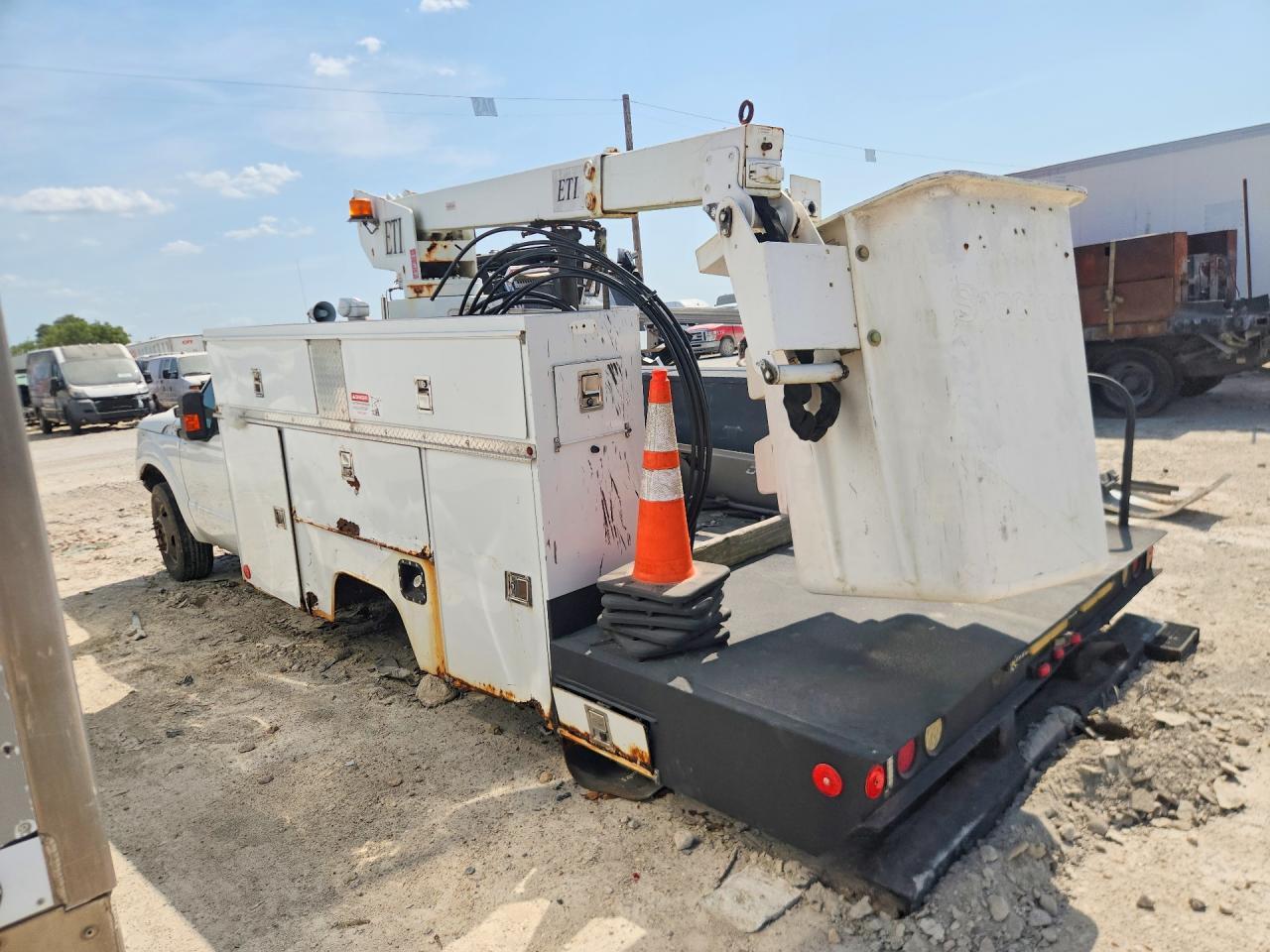 2011 Ford F350 Super Duty Bucket Truck - Фото 2