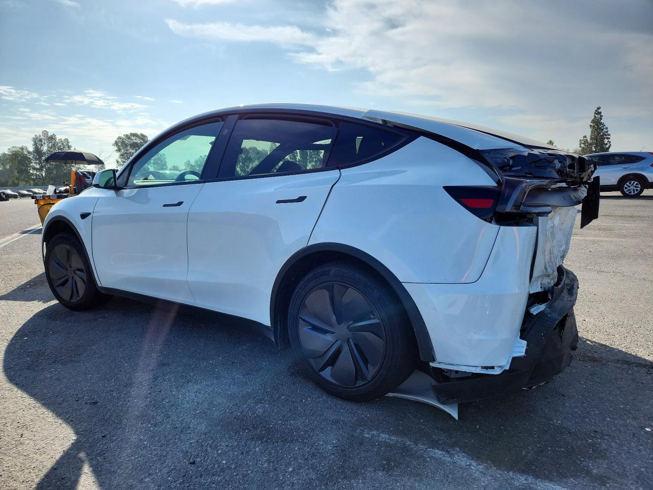2026 Tesla Model Y - Фото 2