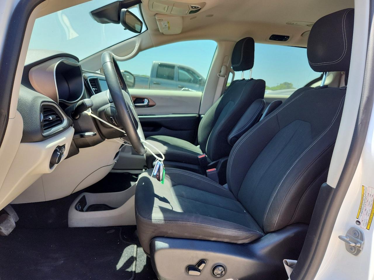 2023 Chrysler Voyager Lx - Фото 7