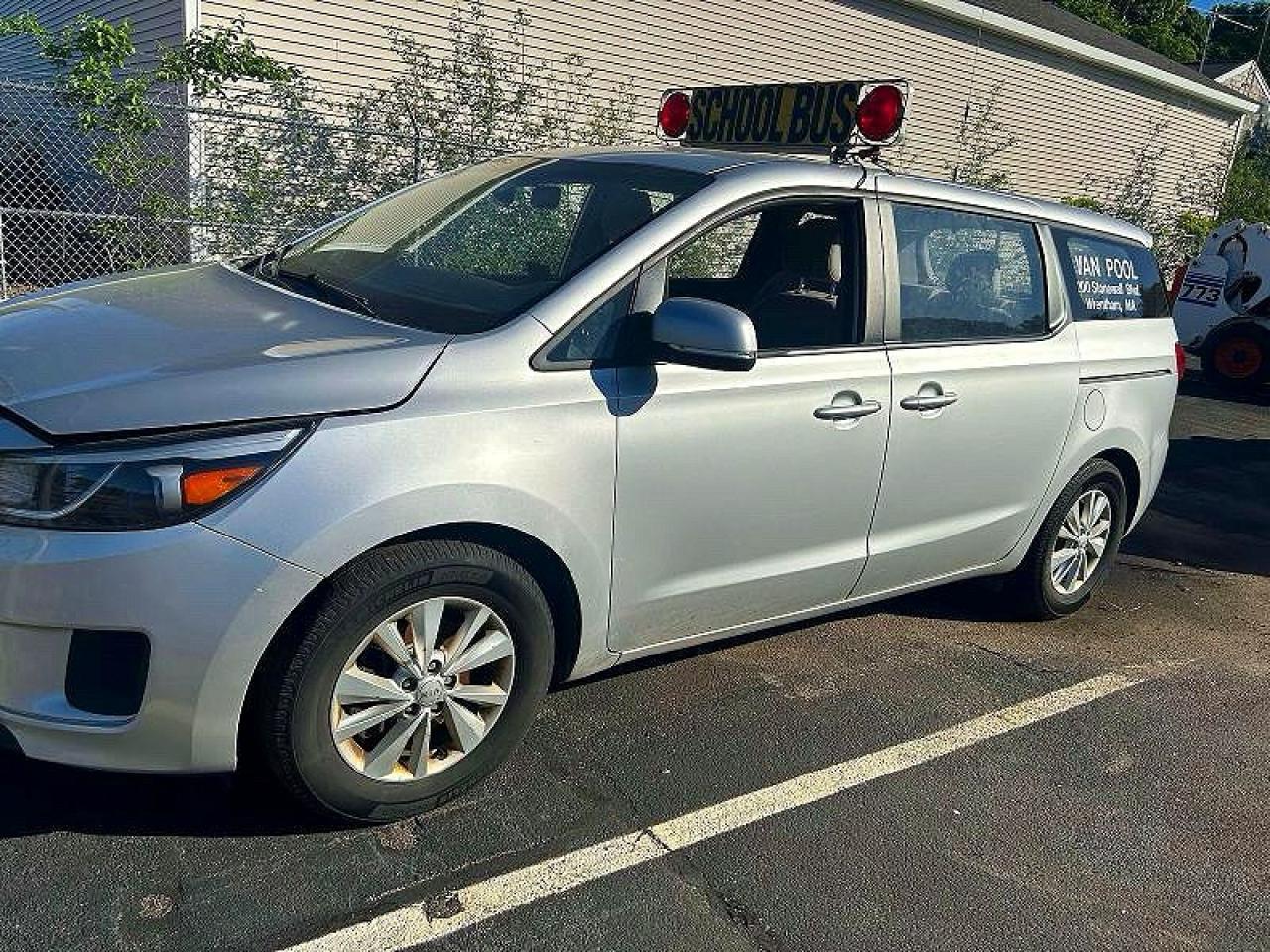 2017 Kia Sedona L - Фото 2